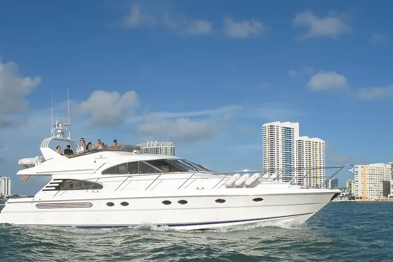 Yate blanco grande en la bahía de Biscayne con edificios detrás