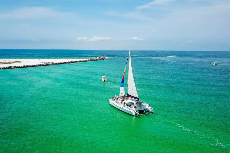 Catamarã a vela em água turquesa