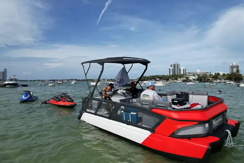 Pontão com toldo e jet skis no sandbar de Haulover