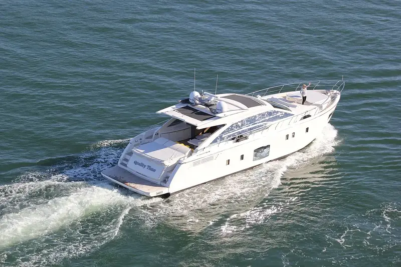 Yate blanco navegando en Miami